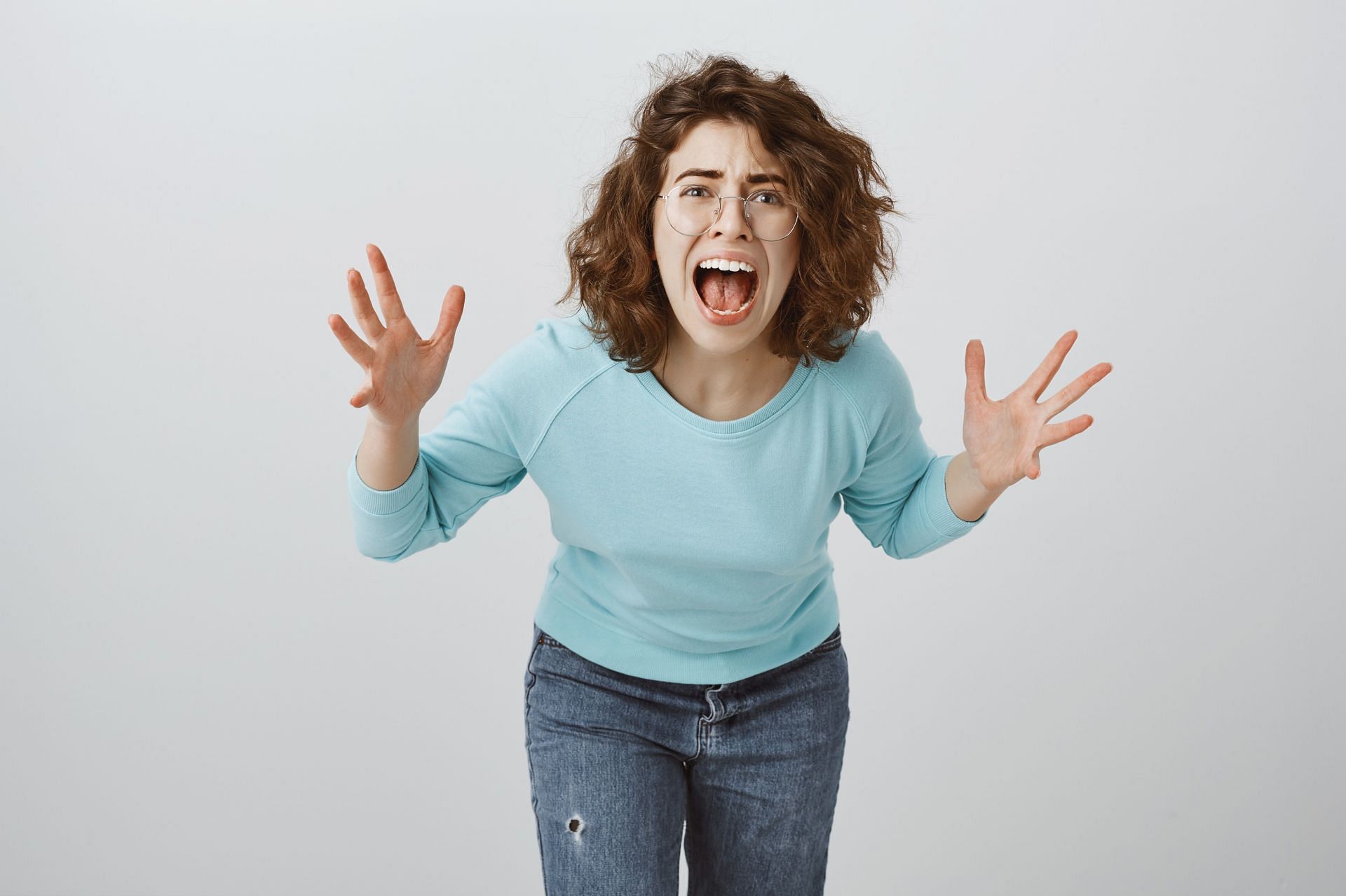 It is not easy to be a mom and it can be easy for us to make judgements. (Image via Freepik/ Cookie_Studio)